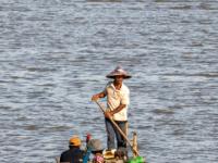 Ein Fischerboot wird mühsam vorwärtsbewegt - Kambodscha